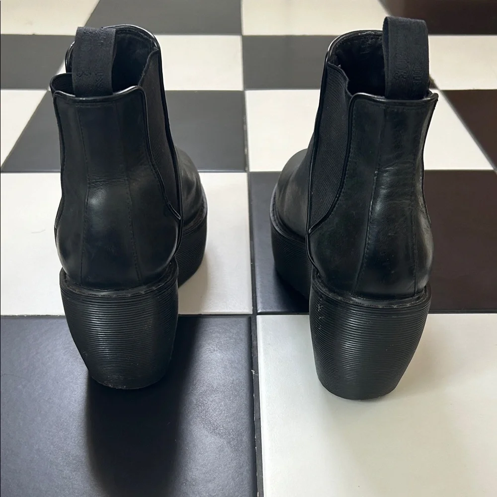 Rare Dr. Martens Black Platform “Aerial Chelsea Boots” size 9